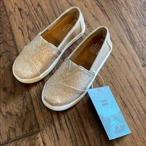 Adorable girl’s TOMS!